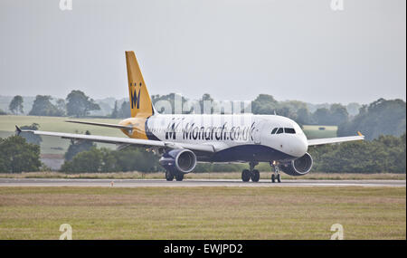 La Monarch Airlines Airbus A320 G-OZBW decollo dall aeroporto London-Luton LTN Foto Stock