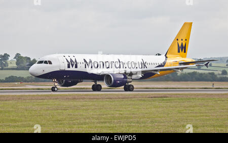 La Monarch Airlines Airbus A320 G-OZBW decollo dall aeroporto London-Luton LTN Foto Stock