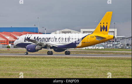 La Monarch Airlines Airbus A320 G-OZBW decollo dall aeroporto London-Luton LTN Foto Stock