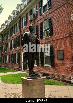 New Haven, Connecticut: Statua del patriota e Yale bocconiano Nathan Hale nella parte anteriore del 1750 Connecticut Hall Foto Stock