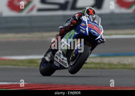 Assen, Paesi Bassi. Il 27 giugno, 2015. MotoGP. Motul TT di Assen. Jorge Lorenzo (Movistar Yamaha) sul suo modo al terzo posto finale Credito: Azione Sport Plus/Alamy Live News Foto Stock