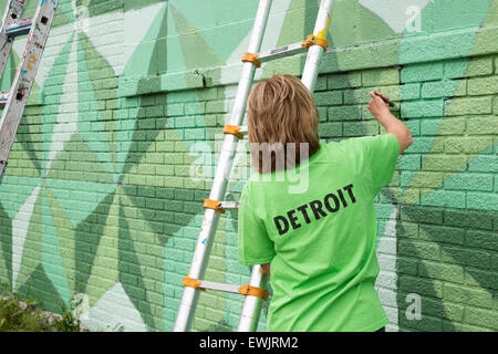 Detroit, Michigan - i giovani adulti della vernice la parete di un edificio nella zona sud ovest di Detroit. Foto Stock