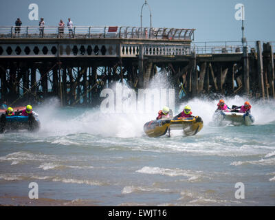 Portsmouth, Inghilterra, 27 giugno 2015. Catamarani gonfiabili gara passato Southsea pier durante il Thundercat racing serie a Southsea, Portsmouth. Il ThunderCat serie consiste di 22 squadre, racing powered catamarani gonfiabile in una varietà di posizioni in tutto il Regno Unito e l'Europa. Credito: simon evans/Alamy Live News Foto Stock