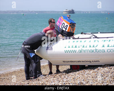 Portsmouth, Inghilterra, 27 giugno 2015. Un equipaggio controllare il loro motore prima della prima gara del Thundercat racing serie a Southsea, Portsmouth. Il ThunderCat serie consiste di 22 squadre, racing powered catamarani gonfiabile in una varietà di posizioni. Credito: simon evans/Alamy Live News Foto Stock