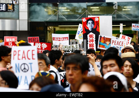 I membri di studenti azione di emergenza per la democrazia liberale-s (SEALDs) chiamata per la protezione del pacifista di articolo 9 della Costituzione giapponese in Shibuya quartiere dello shopping a giugno 27, 2015, Tokyo, Giappone. Circa mille persone hanno manifestato davanti alla famosa intersezione al di fuori della stazione di Shibuya contro il Primo Ministro Abe reinterpretazione dell articolo 9 che consentirebbe la nazione, le truppe per la lotta all'estero. © Rodrigo Reyes Marin/AFLO/Alamy Live News Foto Stock