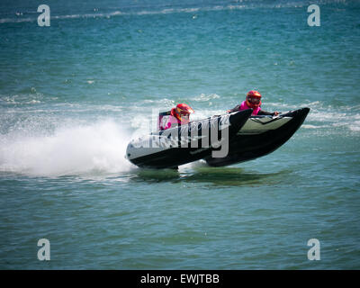 Portsmouth, Inghilterra, 27 giugno 2015. Un catamarano gonfiabile gare intorno il Solent durante il Thundercat racing serie a Southsea, Portsmouth. Il ThunderCat serie consiste di 22 squadre, racing powered catamarani gonfiabile in una varietà di posizioni in tutto il Regno Unito e l'Europa. Credito: simon evans/Alamy Live News Foto Stock