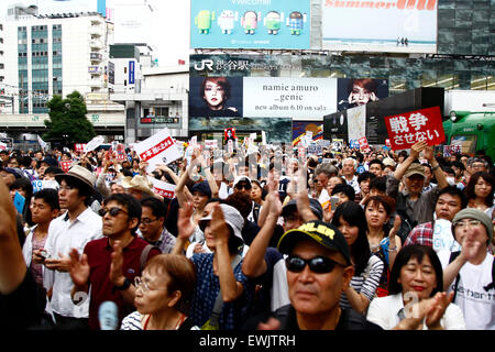 I membri di studenti azione di emergenza per la democrazia liberale-s (SEALDs) chiamata per la protezione del pacifista di articolo 9 della Costituzione giapponese in Shibuya quartiere dello shopping a giugno 27, 2015, Tokyo, Giappone. Circa mille persone hanno manifestato davanti alla famosa intersezione al di fuori della stazione di Shibuya contro il Primo Ministro Abe reinterpretazione dell articolo 9 che consentirebbe la nazione, le truppe per la lotta all'estero. © Rodrigo Reyes Marin/AFLO/Alamy Live News Foto Stock