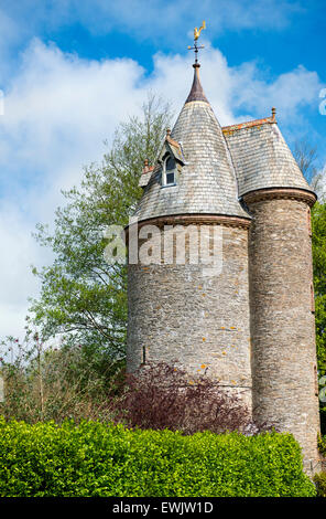 Fairytale torre in pietra con tetto conico a Trelissick House e giardini in Cornovaglia, England, Regno Unito Foto Stock