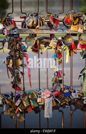 Lucchetti, o amore serrature, attaccato alla ringhiera lungo il muro di Berlino presso la East Side Gallery, Germania Foto Stock