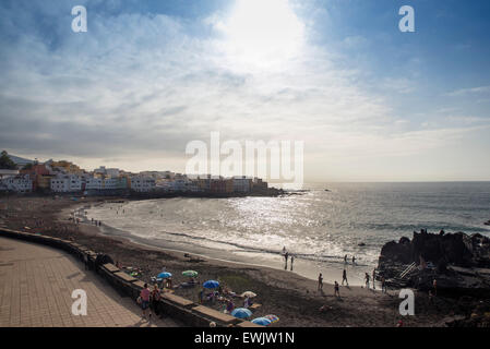 PUERTO DE LA CRUZ, Tenerife, Isole canarie, Spagna - 20 giugno 2015: Playa Jardin in Puerto de la Cruz Tenerife. Poiché la sua refur Foto Stock