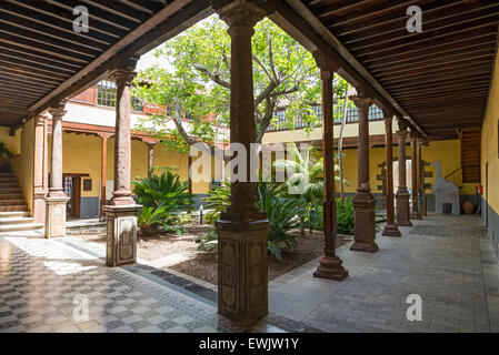 LA LAGUNA, TENERIFE, Spagna - 21 giugno 2015: il cortile della Casa de los Capitanes Generales, chiamato dopo aver risieduto tra Foto Stock