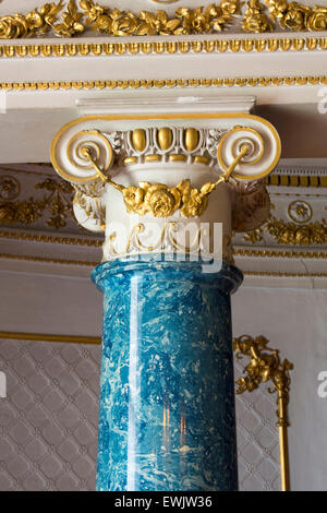 Scagliola, imitazioni o colonne di marmo a Berrington Hall vicino a Leominster, Herefordshire, UK. Foto Stock