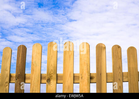 Staccionata in legno e un nuvoloso cielo blu Foto Stock