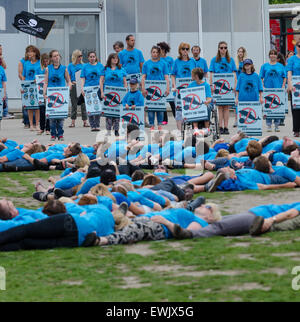 Bruxelles, Belgio. Il 27 giugno, 2015. I diritti degli animali organizzazione "mordere' call per la chiusura della dolphinaria in Europa e in altre parti del mondo, le organizzazioni che richiedono la chiusura del dolphinaria in Bruges - Belgio e tutti gli altri dolphinaria in Europa come Loro Parque a Tenerife, Kölmarden in Svezia, il Marineland di Antibes e il Parco Astérix in Francia e il Dolfinarium Harderwijk nei Paesi Bassi. © Jonathan Raa/Pacific Press/Alamy Live News Foto Stock