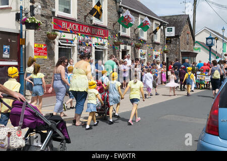 Black Lion Hotel in St cancella il Carnevale Giugno 2015 in Pembrokeshire Wales. Città parade. Foto Stock