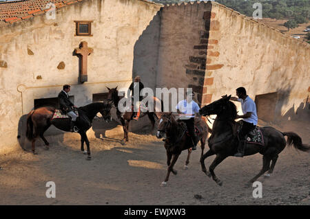 Sedilo,Sardegna,l'Italia, 6/7/2013.Famosa Ardia tradizionale corsa di cavalli hanno luogo ogni anno in luglio intorno a San Costantino chiesa Foto Stock