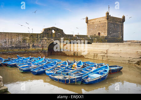 Blu barche da pesca nel porto di Essaouira, Marocco, Africa Foto Stock