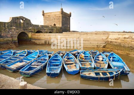 Blu barche da pesca nel porto di Essaouira, Marocco Foto Stock