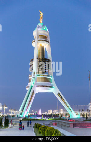Arco della Neutralità di Aşgabat, Turkmenistan illuminata di notte Foto Stock