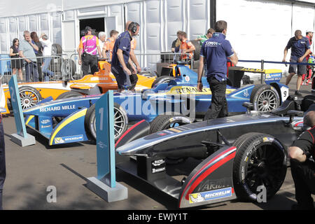 Londra, Regno Unito. Il 27 giugno, 2015. Il round 10 del campionato FIA di Formula E Visa London ePrix Electric Car racing al Parco di Battersea, Londra, Regno Unito. Nella foto: superiore a tre posizioni autovetture sedere in pit lane (l-r) Jean Eric Vergne (posizione 3), Sebastien Buemi (posizione 1) e Jerome D'Ambrosio (seconda posizione), Credit: David Stock/Alamy Live News Foto Stock