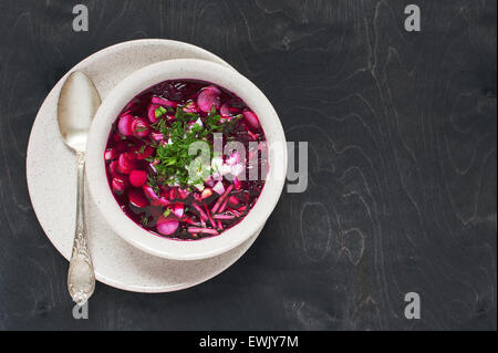 Estate zuppa vegetariana sul buio tavolo in legno Foto Stock