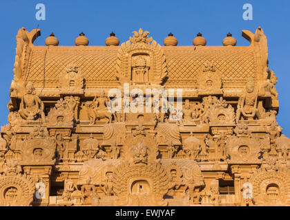 Kumbam sulla parte superiore di ingresso a Gopuram Brihadesswarar tempio. Foto Stock