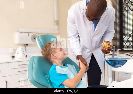 Americano africano di handshaking medico paziente poco dopo l'operazione di successo Foto Stock