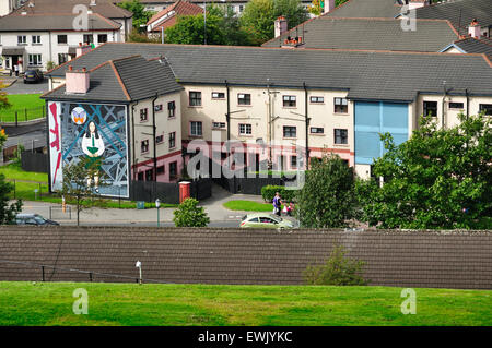 Quartiere di Bogside guardando giù dalle mura della città. Derry, Londonderry. Contea di Londonderry. L'Irlanda del Nord. Regno Unito Foto Stock