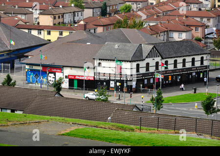 Quartiere di Bogside guardando giù dalle mura della città. Derry, Londonderry. Contea di Londonderry. L'Irlanda del Nord. Regno Unito Foto Stock