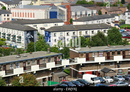 Quartiere di Bogside guardando giù dalle mura della città. Derry, Londonderry. Contea di Londonderry. L'Irlanda del Nord. Regno Unito Foto Stock