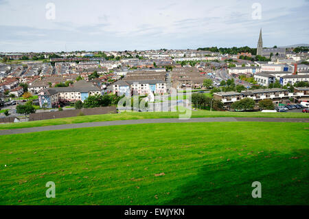 Quartiere di Bogside guardando giù dalle mura della città. Derry, Londonderry. Contea di Londonderry. L'Irlanda del Nord. Regno Unito Foto Stock