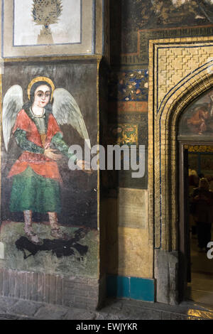 Angelo accogliente all'entrata di Santo Salvatore Cattedrale (Vank), 1664, Armeno, Isfahan, Iran Foto Stock