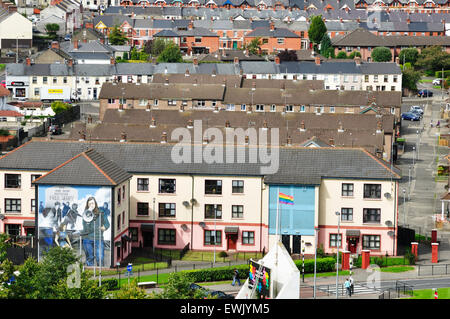 Quartiere di Bogside guardando giù dalle mura della città. Derry, Londonderry. Contea di Londonderry. L'Irlanda del Nord. Regno Unito Foto Stock