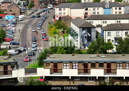 Quartiere di Bogside guardando giù dalle mura della città. Derry, Londonderry. Contea di Londonderry. L'Irlanda del Nord. Regno Foto Stock