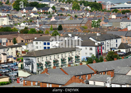 Quartiere di Bogside guardando giù dalle mura della città. Derry, Londonderry. Foto Stock