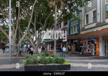 Manly, Australia-June xii 2015: Negozi e pedoni sul corso. La strada è la principale via dei negozi. Foto Stock