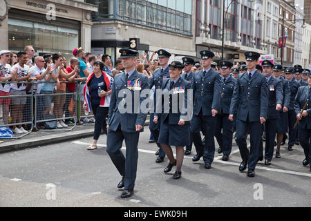 Londra, UK, 27 giugno 2015,RAF i membri partecipano a l orgoglio di Londra Parad Credito: Keith Larby/Alamy Live News Foto Stock