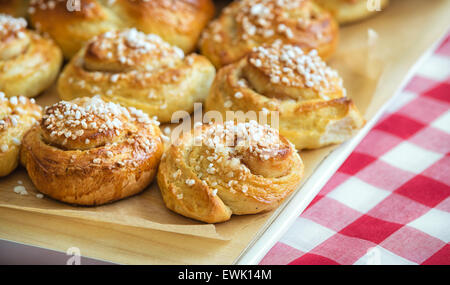 Appena sfornato ciambelle dolci o panini Foto Stock