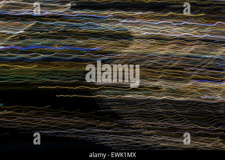 Onde di traffico, di notte di Tehran, visto dalla torre Milad, Iran Foto Stock