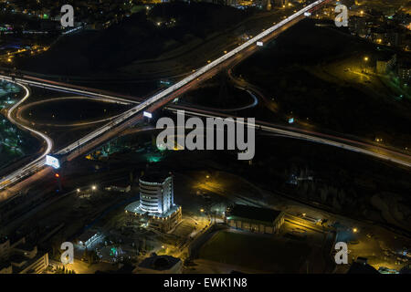 Tehran di notte visto dalla torre Milad, Iran Foto Stock