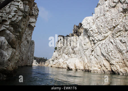 Grandioso spettacolo di rocce di marmo durante la crociera in barca sul fiume Narmada in Bedaghat vicino a Jabalpur, Madhya Pradesh, India, Asia Foto Stock