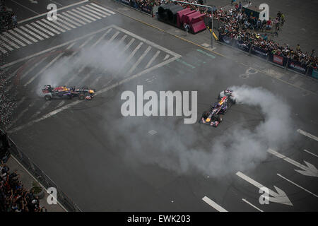 (150628) -- CITTÀ DEL MESSICO, 28 giugno 2015 (Xinhua) -- Driver del Infiniti Red Bull Racing team di prendere parte a una F1 manifestazione su un circuito di gara al Zocalo piazza di Città del Messico, capitale del Messico, il 27 giugno 2015. I fan si sono riuniti sabato nel Zocalo di Città del Messico per partecipare alla mostra del driver australiano Daniel Ricciardo e il pilota spagnolo Carlos Sainz Jr. da Infiniti Red Bull racing team. Con questo, la Formula 1 si prepara il suo ritorno in Messico, un paese che non ospita una gara dal 1992, e riceverà ancora una volta un Gran Premio di F1 dal 30 Ottobre al 9 novembre 1, accordin Foto Stock