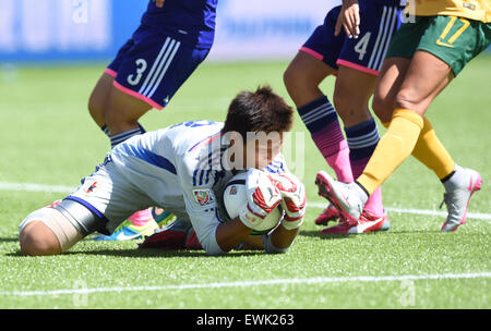 Edmonton. Il 27 giugno, 2015. In Giappone il portiere Ayumi Kaihori(inferiore) catchs la sfera durante il quarto di finale di partita di calcio tra Australia e Giappone nel 2015 FIFA Coppa del Mondo femminile al Commonwealth Stadium di Edmonton, Canada il 27 giugno 2015. Il Giappone ha vinto 1-0 per passare alle semifinali. © Wang Yuguo/Xinhua/Alamy Live News Foto Stock