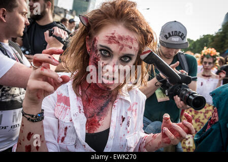 Varsavia, Polonia. Il 28 giugno 2015. Partecipante del nono Zombie a piedi a Varsavia. Durante la manifestazione annuale di persone vestite in costumi zombie e rende il loro modo attorno al centro della città, la paura di residenti e 'combatte' con i difensori della città. Credito: kpzfoto/Alamy Live News Foto Stock