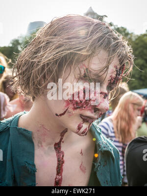 Varsavia, Polonia. Il 28 giugno 2015. Partecipante del nono Zombie a piedi a Varsavia. Durante la manifestazione annuale di persone vestite in costumi zombie e rende il loro modo attorno al centro della città, la paura di residenti e 'combatte' con i difensori della città. Credito: kpzfoto/Alamy Live News Foto Stock