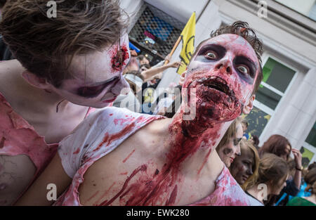 Varsavia, Polonia. Il 28 giugno 2015. I partecipanti della 9 Zombie a piedi a Varsavia. Durante la manifestazione annuale di persone vestite in costumi zombie e rende il loro modo attorno al centro della città, la paura di residenti e 'combatte' con i difensori della città. Credito: kpzfoto/Alamy Live News Foto Stock