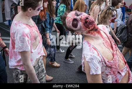 Varsavia, Polonia. Il 28 giugno 2015. I partecipanti della 9 Zombie a piedi a Varsavia. Durante la manifestazione annuale di persone vestite in costumi zombie e rende il loro modo attorno al centro della città, la paura di residenti e 'combatte' con i difensori della città. Credito: kpzfoto/Alamy Live News Foto Stock