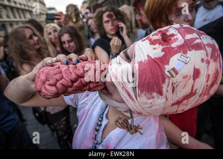 Varsavia, Polonia. Il 28 giugno 2015. I partecipanti della 9 Zombie a piedi a Varsavia. Durante la manifestazione annuale di persone vestite in costumi zombie e rende il loro modo attorno al centro della città, la paura di residenti e 'combatte' con i difensori della città. Credito: kpzfoto/Alamy Live News Foto Stock