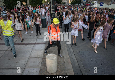 Varsavia, Polonia. Il 28 giugno 2015. I partecipanti della 9 Zombie a piedi a Varsavia. Durante la manifestazione annuale di persone vestite in costumi zombie e rende il loro modo attorno al centro della città, la paura di residenti e 'combatte' con i difensori della città. Credito: kpzfoto/Alamy Live News Foto Stock