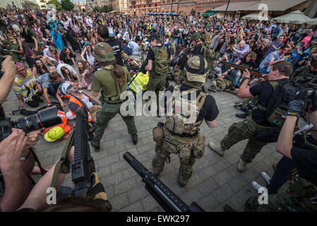 Varsavia, Polonia. Il 28 giugno 2015. I partecipanti della 9 Zombie a piedi a Varsavia. Durante la manifestazione annuale di persone vestite in costumi zombie e rende il loro modo attorno al centro della città, la paura di residenti e 'combatte' con i difensori della città. Credito: kpzfoto/Alamy Live News Foto Stock